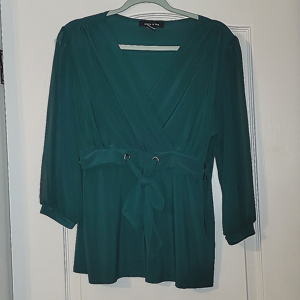Beautiful green 3/4 sleeve top size LG